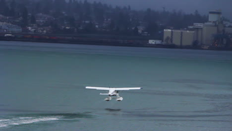 Kleines-Wasserflugzeug,-Das-Auf-Einem-See-Startet