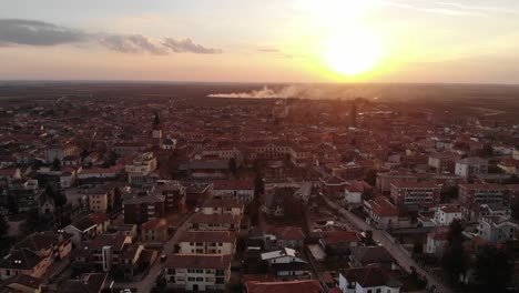 Drohne-Fliegt-Während-Des-Sonnenuntergangs-über-Ein-Kleines-Italienisches-Dorf