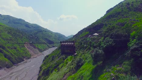 Cruzando-El-Ascensor-Del-Río-En-Las-Montañas,-Una-Plataforma-Rodante-Para-Cruzar-El-Río,-Plataforma-Rodante-Cableada,-Cachemira,-India