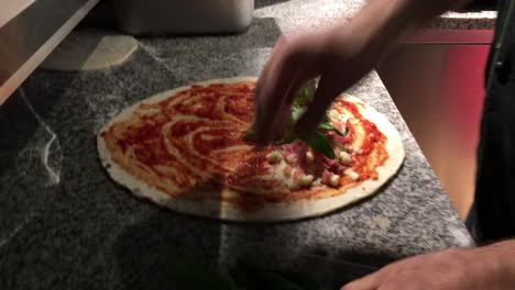 Pizzabrötchen-Auf-Einer-Marmorbank