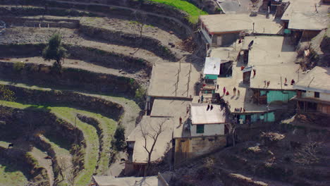 Luftaufnahme-Der-Einfache-Lebensstil-Von-Kaschmir-Verlangt-Nach-Einfachen-Häusern-Mit-Holzeinfassungen,-Strohdächern-Und-Kleinen-Hütten