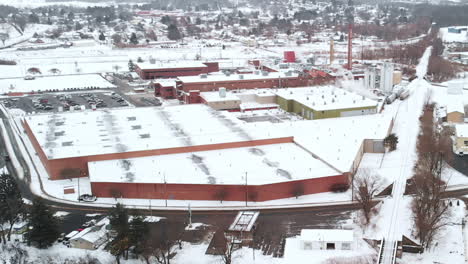 Schneebedeckte-Fabrik-In-Kleinstadt-Luftzeitlupe
