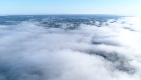 Flug-über-Neblige-Wolken-Im-Morgensonnenlicht-Mit-Wenig-Ruhm-Und-Stadtbild-Unter-Wolken