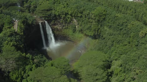 Panorámica-Aérea-De-4k-Sobre-Las-Cataratas-Wailua-Con-Arco-Iris-En-Kauai