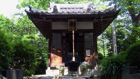 Small-shrine-in-Zozo-ji-Tokyo-tower-park