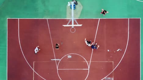 Männer,-Die-Basketball-Spielen,-Von-Der-Drohne-Aus-Gesehen