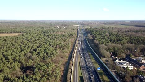 Sobre-La-Carretera-En-Los-Países-Bajos-A-Través-De-Drones