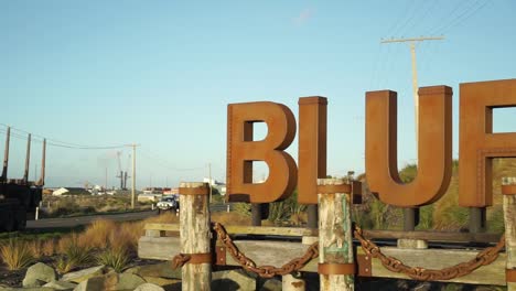 Willkommensschild-Bluff,-Neuseeland-Und-Vorbeifahrende-Autos