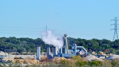Dampf-Oder-Rauch,-Der-Aus-Einer-Industrieanlage-In-Die-Atmosphäre-Freigesetzt-Wird