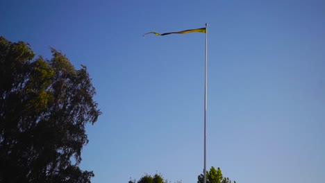 Una-Pequeña-Bandera-Sueca-Ondea-En-El-Viento-Con-Un-Cielo-Azul-En-El-Fondo