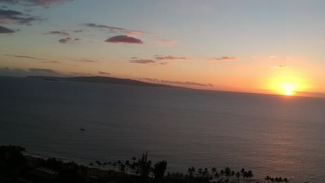 Luftbild-Drohnenaufnahmen-Der-Brandung-Vor-Der-Küste-Von-Kihei,-Maui,-Hawaii,-Während-Des-Sonnenuntergangs-Im-Jahr-1080