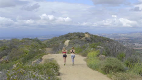 Zwei-Mädchen-Laufen-Auf-Einem-Berggipfel