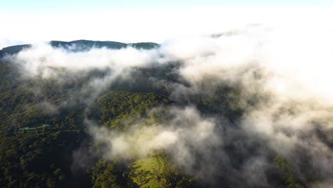 Filmische-Wolken,-Die-über-Einen-Tropischen-Regenwald-Ziehen