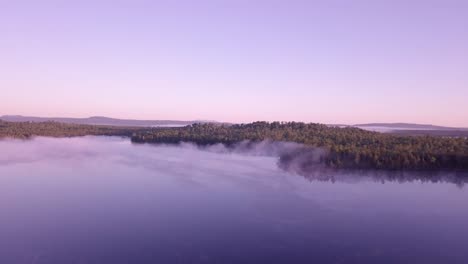 Kühler-Sommersonnenaufgang-Im-Norden-Von-Maine-Mit-Etwas-Mörderischem-Nebel-Und-Farben-Rund-Um-Einen-Kleinen-See