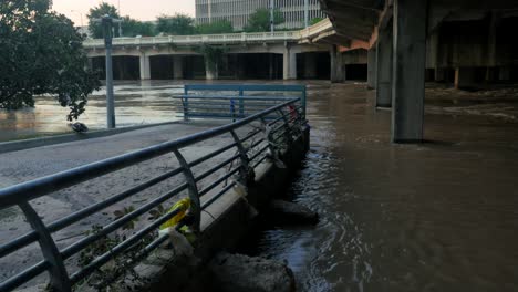 Agua-Corriendo-Debajo-Del-Puente-En-Houston-Después-Del-Huracán-Harvey