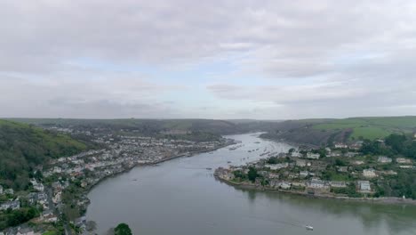 Luftaufnahmen-Blicken-Nach-Vorne-Und-Blicken-Direkt-Den-Fluss-Hinauf,-Mit-Der-Stadt-Dartmouth-In-Der-Mitte-Der-Aufnahme
