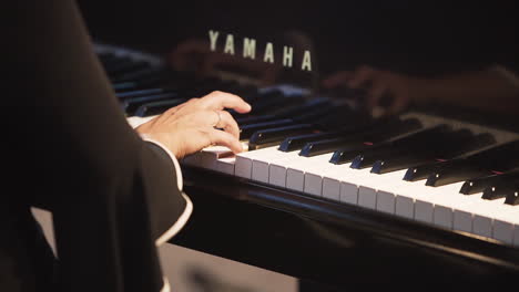 Pianist-Spielt-Auf-Einem-Schönen-Flügel