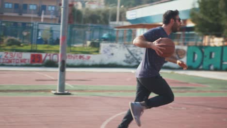 El-Jugador-De-Baloncesto-Masculino-Encabeza-La-Pelota-Y-Corre-La-Puntuación-De-Salto-60fps