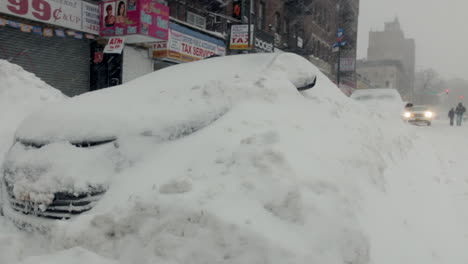 Auto-Während-Eines-Schneesturms-In-Brooklyn,-New-York,-Im-Schnee-Begraben