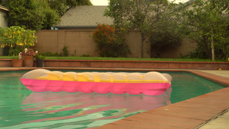 Eine-Aufblasbare-Liege,-Die-In-Einem-Stillen-Pool-Schwimmt