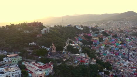 Antenne:-Guanajuato-City-Und-Die-Pipila,-Mexiko