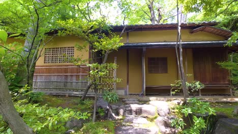 Traditionelles-Japanisches-Gartenhaus-Im-Nezu-Museum