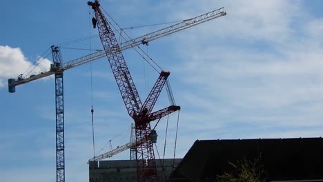 Construction-crane-at-a-busy-building-site-in-an-urban-downtown-area