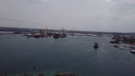 Sint-Anna-Bay,-Innenansicht-Des-Hafens-Mit-Blick-Auf-Die-Docks-Mit-Zwei-Schiffen-Zur-Reparatur,-Blick-Vom-Balkon-Der-Festung-Nassau