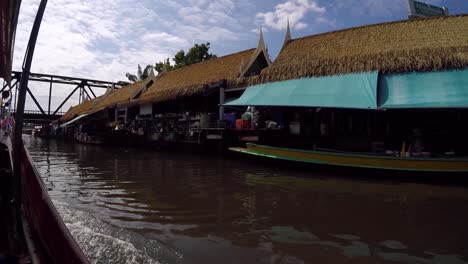 Parte-De-Un-Mercado-Flotante-En-Tailandia,-Vista-Desde-Un-Barco-Que-Pasa