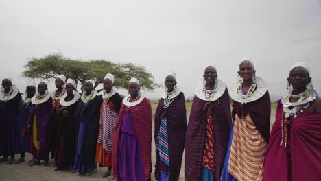 Hombres-Y-Mujeres-De-La-Tribu-Massai-Realizan-Un-Baile-De-Bienvenida,-Parque-Nacional-Serengeti,-Tanzania