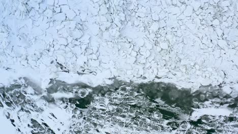 Eis-Schmilzt-In-Einem-See.-Luftaufnahmen-Zeigen,-Wie-Wärmende-Temperaturen-Das-Eis-Im-Wasser-Schmelzen-Lassen