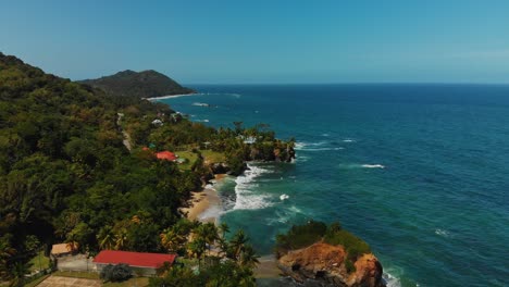 Karibische-Villen-Auf-Einer-Klippe-Mit-Blick-Auf-Eine-Malerische-Küste