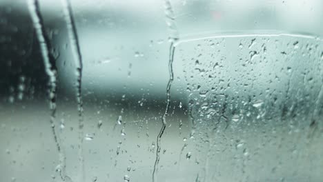 Ein-Blick-Auf-Die-Windschutzscheibe-Aus-Dem-Inneren-Eines-Fahrzeugs,-Während-Es-Draußen-Regnet