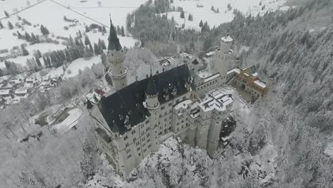 Luftaufnahme-Von-Neuschwanstein,-Das-Um-Das-Schloss-Poi-Fliegt