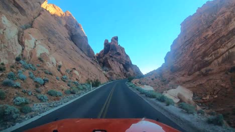 Fahren-Eines-Roten-Fahrzeugs-Im-Valley-Of-Fire,-Nevada-State-Park,-Auf-Der-Panzerstraße-Der-Maus