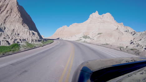 Driving-through-Badlands-National-Park-in-South-Dakota