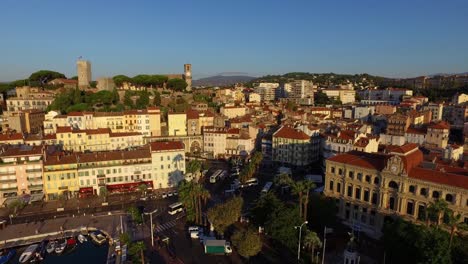 Luftaufnahme-Der-Innenstadt-Von-Cannes-Mit-Schloss-Bei-Sonnenuntergang