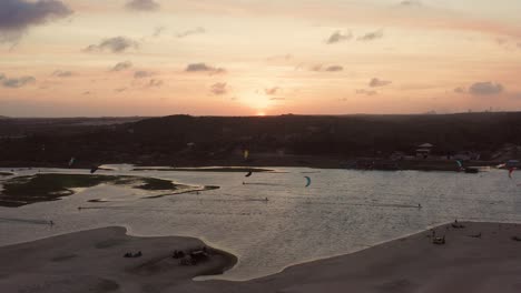 Luftaufnahme:-Kitesurfen-In-Der-Lagune-Von-Cauipe-Bei-Sonnenuntergang