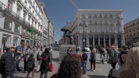 Visitors-in-Puerta-del-Sol-taking-pictures-of-the-monument-of-The-Bear-and-Strawberry-Tree
