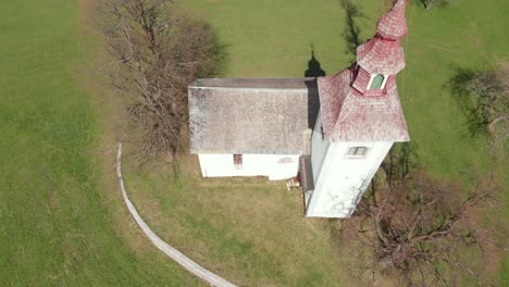 Von-Oben-Nach-Unten-Aufnahme-Der-Kirche-St.-Tomaz,-Slowenien