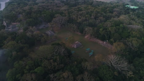 Antenne:-Luftaufnahme-Einer-Archäologischen-Maya-stätte-Inmitten-Eines-Tiefgrünen-Waldes-In-Copan,-Honduras