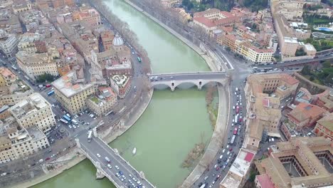Traffic-Bridges-in-Rome,-near-Ponte-Saint-Angelo