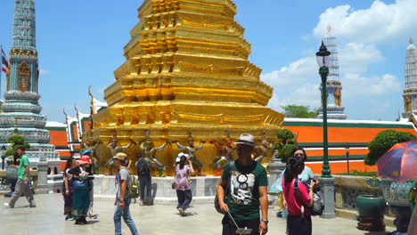 Bangkok,-Thailand---Ca.-Zeitrafferschwenkaufnahme-Von-überfüllten-Gärten-Am-Wat-Phra-Kaew-Tempel-Des-Smaragd-Buddha-In-Bangkok,-Viele-Menschen,-Sonniger-Blauer-Himmel,-Tageslichtsituation