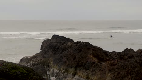 Surfista-Solitario-En-Su-Camino-Hacia-El-Océano-Pacífico
