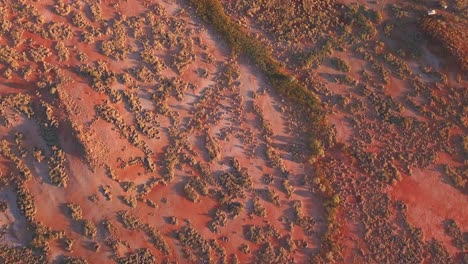 Incendio-Forestal-En-El-Desierto-Australiano-Quemado-Por-Un-Dron-Aéreo-Inclinado-Hacia-Arriba