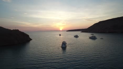 Luftaufnahme-Des-Sonnenuntergangs-Auf-Der-Insel-Partida-Mit-Booten-Und-Yachten,-Nationalpark-Archipel-Espritu-Santo,-Baja-California-Sur