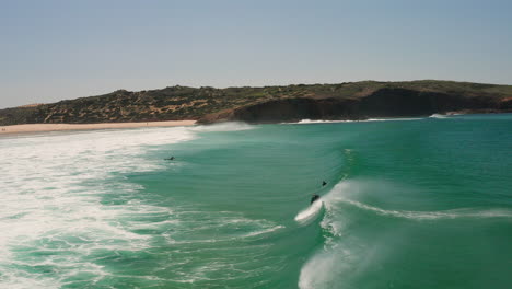 Antenne:-Surfen-Am-Strand-Von-Bordeira-An-Der-Algarve,-Portugal