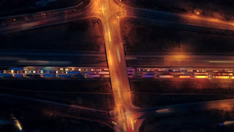 Nachtzeitraffer-Mit-Langzeitbelichtung-Einer-Stark-Befahrenen-Autobahn-Mit-überquerender-Brücke