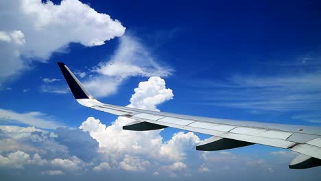 Blick-Aus-Den-Fenstern-Auf-Das-Flügelmanöver-Eines-Verkehrsflugzeugs-Mit-Bewölktem-Blauen-Himmel