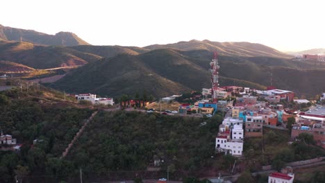 Antenne:-Guanajuato-Stadt-Und-Berge,-Mexiko
